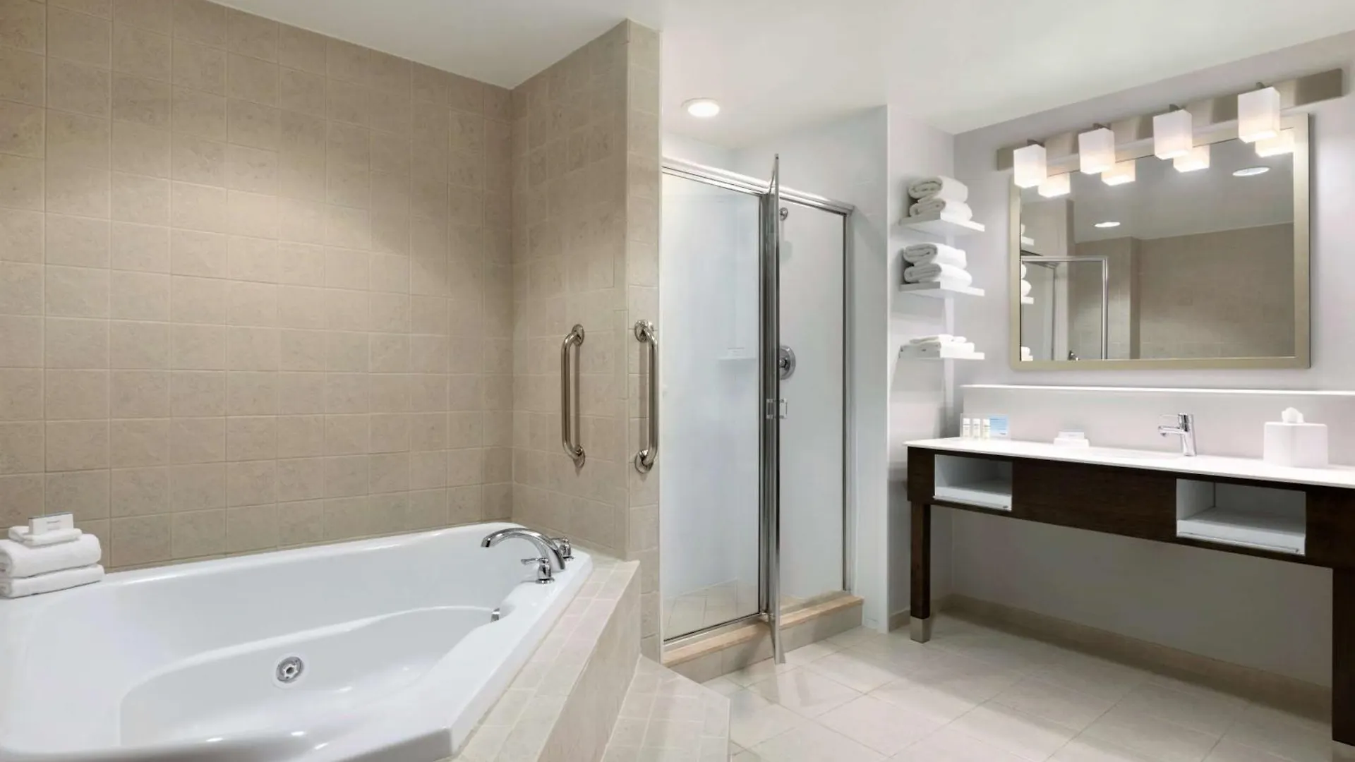 Hampton Inn Long Island-Brookhaven Farmingville Hotel